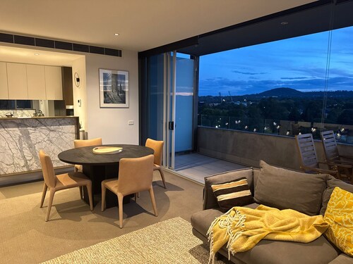 Stylish 1BR Spacious Penthouse, Self Check-in, 5 min walk to parliament.