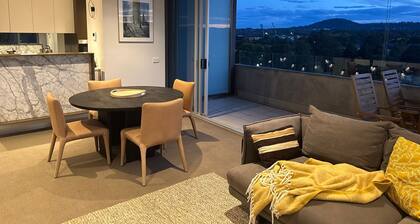 Stylish 1BR Spacious Penthouse, Self Check-in, 5 min walk to parliament.