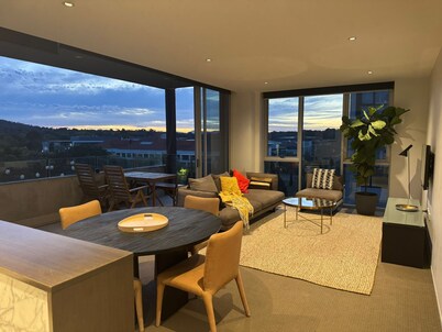 Stylish 1BR Spacious Penthouse, Self Check-in, 5 min walk to parliament.
