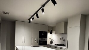 Eine moderne Küche mit Kochinsel, integrierten Geräten und elegantem Design.