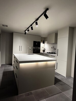 Private kitchen - Frogs Pond Vineyard romantic getaway on the Mornnington Peninsula. (Red Hill)