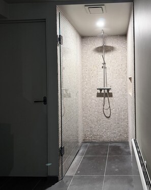 Shower, hair dryer, towels, soap - Frogs Pond Vineyard romantic getaway on the Mornnington Peninsula. (Red Hill)