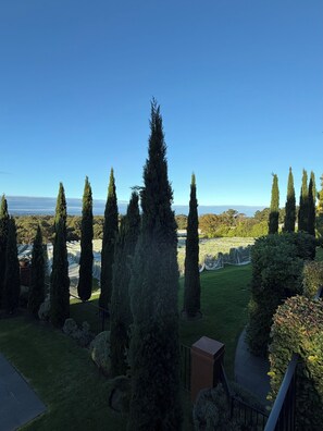 Property grounds - Frogs Pond Vineyard romantic getaway on the Mornnington Peninsula. (Red Hill)