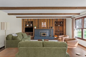 TV - Modern Woodland Retreat on 107 Acres, 5BR/4BA, Le Claire, IA (Le Claire)
