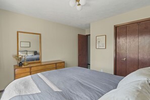 5 bedrooms, iron/ironing board, WiFi, bed sheets - Modern Woodland Retreat on 107 Acres, 5BR/4BA, Le Claire, IA (Le Claire)