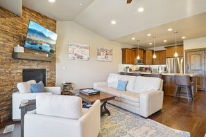 Smart TV, fireplace, table football - Family Mountain Retreat | Private Hot Tub (Hideout)