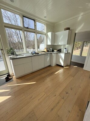 Fridge, microwave, oven, stovetop - Rossland Homestead - 2 bedrooms Sleeps 6 (Rossland)