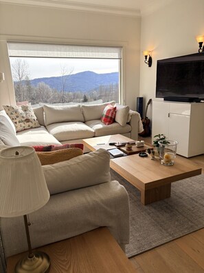 TV, fireplace - Rossland Homestead - 2 bedrooms Sleeps 6 (Rossland)