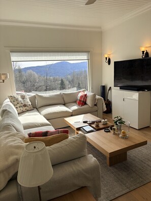 TV, fireplace - Rossland Homestead - 2 bedrooms Sleeps 6 (Rossland)