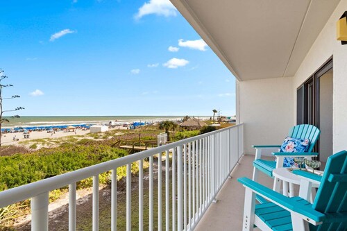 Gorgeous Oceanfront Condo With Double Wide Balcony & Complex Pool 🏝️🍹