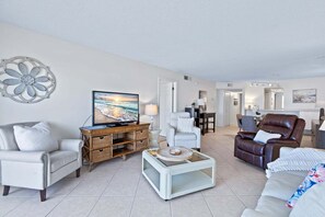 Smart TV - Gorgeous Oceanfront Condo With Double Wide Balcony & Complex Pool ๐๏ธ๐น (Cocoa Beach)