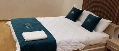 5 bedrooms, iron/ironing board, WiFi, bed sheets