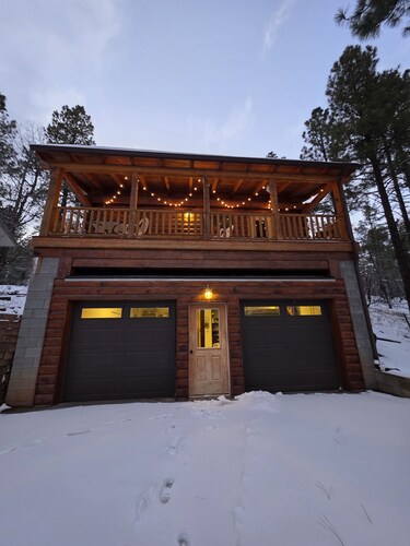 Delightful 2-bedroom cabin in charming Flagstaff for your getaway