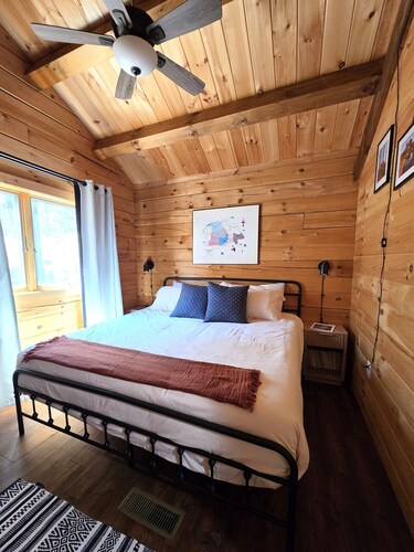 Delightful 2-bedroom cabin in charming Flagstaff for your getaway