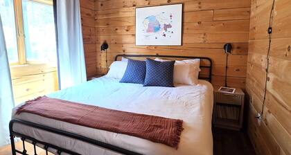 Delightful 2-bedroom cabin in charming Flagstaff for your getaway