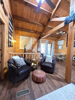 Living area - Delightful 2-bedroom cabin in charming Flagstaff for your getaway (Flagstaff)