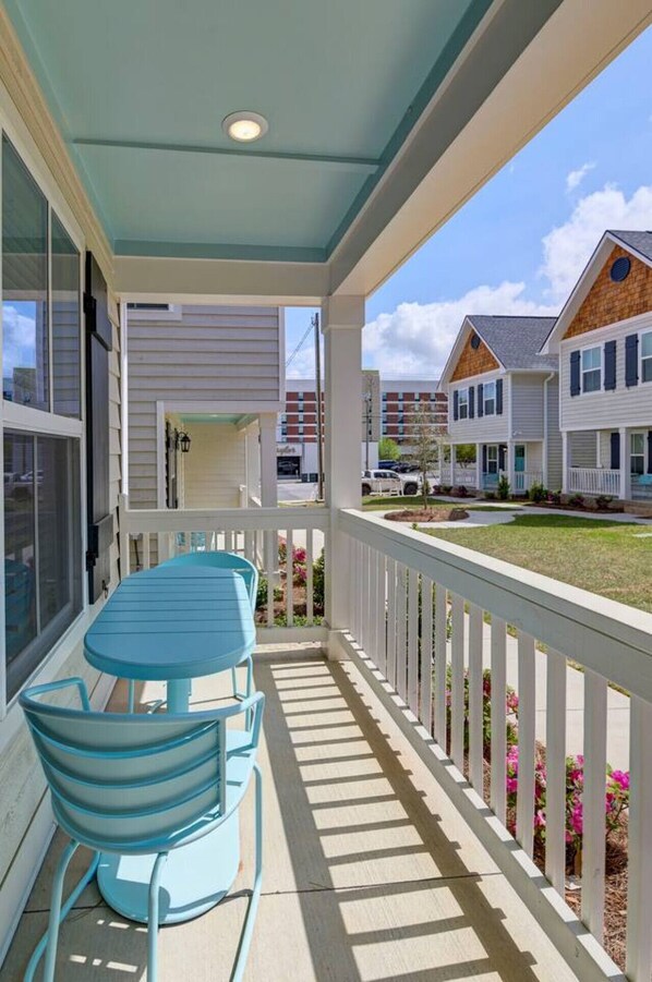 Outdoor dining - Sumter Cottage | The Pickens Cottages (Columbia)