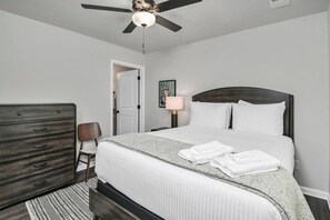 3 bedrooms, desk, iron/ironing board, WiFi - Sumter Cottage | The Pickens Cottages (Columbia)