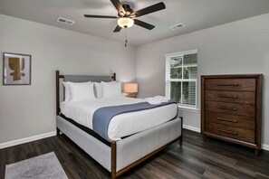 3 bedrooms, desk, iron/ironing board, WiFi