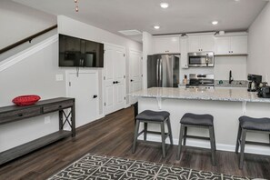 Fridge, microwave, oven, dishwasher - Hampton Cottage | The Pickens Cottages (Columbia)