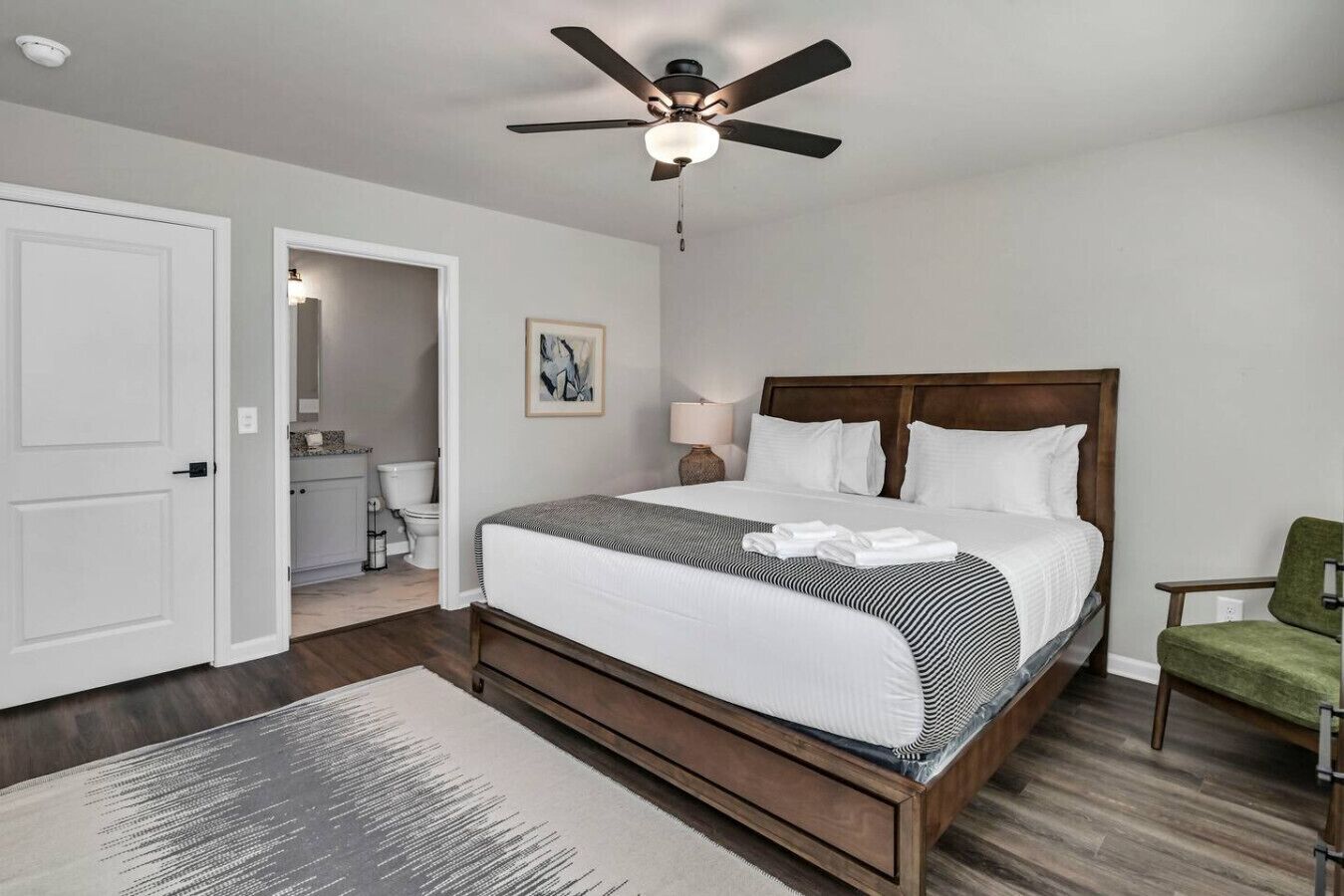 3 habitaciones, escritorio, tabla de planchar con plancha y wifi 