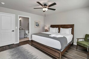 3 bedrooms, desk, iron/ironing board, WiFi - Hampton Cottage | The Pickens Cottages (Columbia)