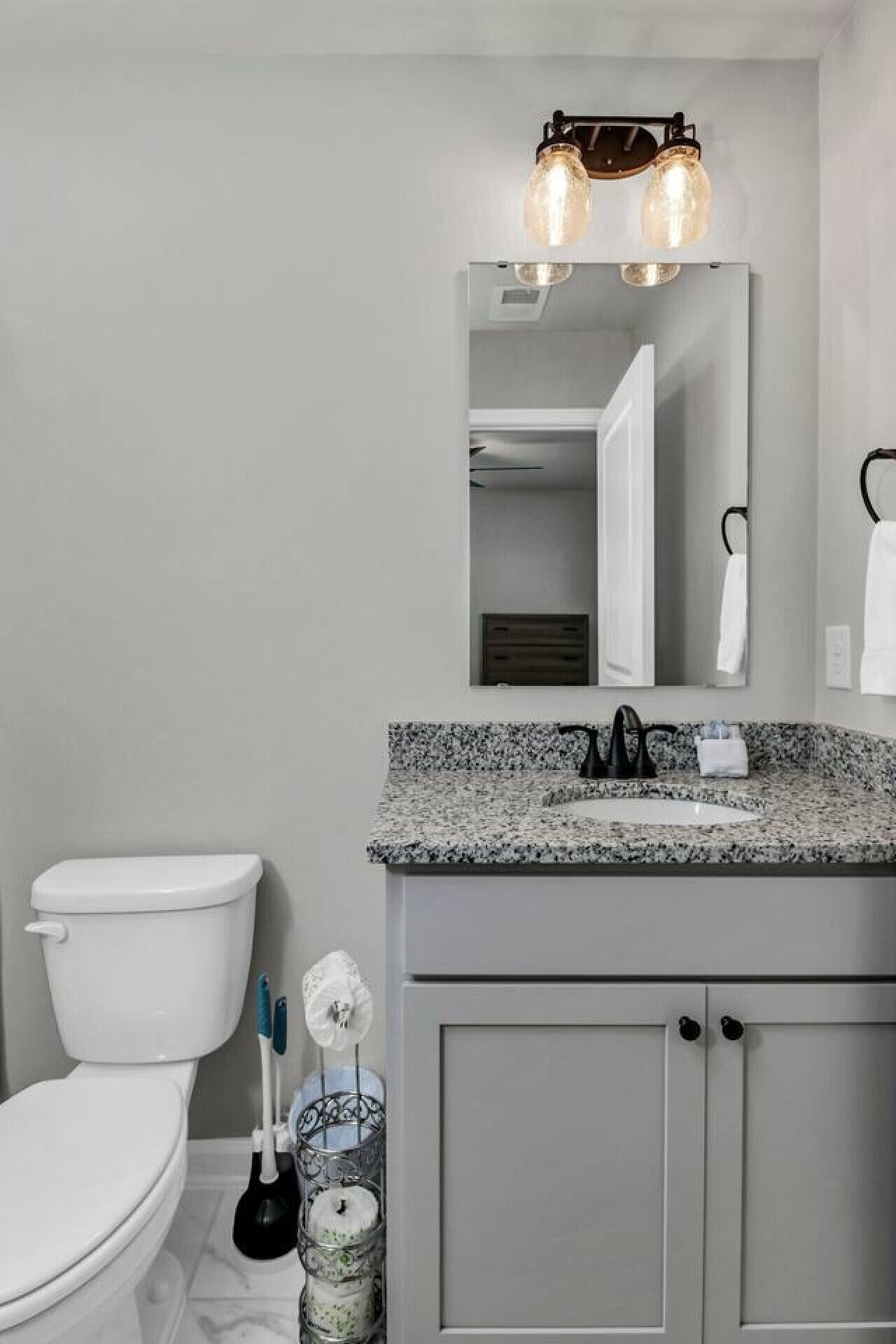 Ein Badezimmer mit Toilette, Waschbecken und Schrank.