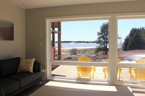Water Front 6BR Oasis w/ Hot Tub & Views, Near Victoria-by-the-Sea