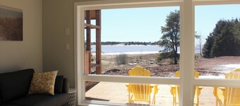 Water Front 6BR Oasis w/ Hot Tub & Views, Near Victoria-by-the-Sea