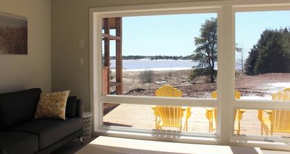 Water Front 6BR Oasis w/ Hot Tub & Views, Near Victoria-by-the-Sea