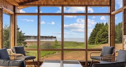 Water Front 6BR Oasis w/ Hot Tub & Views, Near Victoria-by-the-Sea