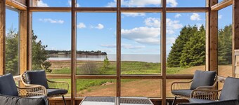 Water Front 6BR Oasis w/ Hot Tub & Views, Near Victoria-by-the-Sea