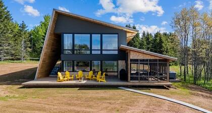 Water Front 6BR Oasis w/ Hot Tub & Views, Near Victoria-by-the-Sea