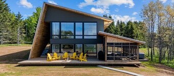 Water Front 6BR Oasis w/ Hot Tub & Views, Near Victoria-by-the-Sea