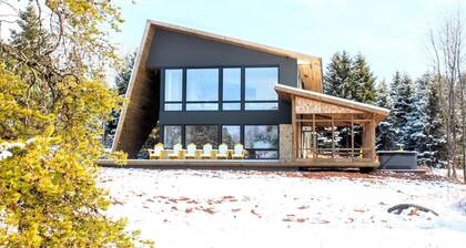 Water Front 6BR Oasis w/ Hot Tub & Views, Near Victoria-by-the-Sea