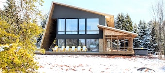 Water Front 6BR Oasis w/ Hot Tub & Views, Near Victoria-by-the-Sea