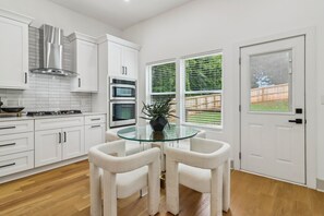 Dining - Atlanta Corporate Rental Near Downtown | Fully Furnished & Spacious (Atlanta)