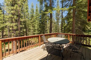 Outdoor dining - Monthly Lease - Kodiak Cabin by Tahoe Getaways - Tahoe Donner 4BR w Foosball! (Truckee)