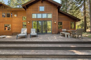 Outdoor dining - Monthly Lease - Freedom Lodge by Tahoe Getaways - 4BR Centrally Located w/ Bonus Room (Truckee)