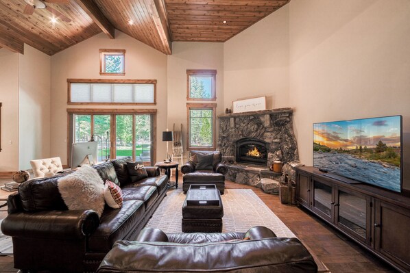 Living area - Monthly Lease - Freedom Lodge by Tahoe Getaways - 4BR Centrally Located w/ Bonus Room (Truckee)