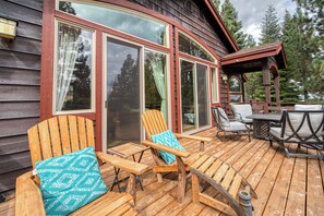 Outdoor dining - Monthly Lease - Shadow Leaf at Tahoe Donner by Tahoe Getaways - Pet-Friendly 4BR (Truckee)