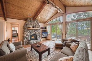 TV, fireplace - Monthly Lease - Shadow Leaf at Tahoe Donner by Tahoe Getaways - Pet-Friendly 4BR (Truckee)