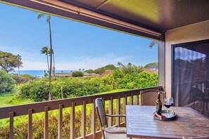 Outdoor dining - Sunlit 2BR Island Haven Plantation Style (Lahaina)