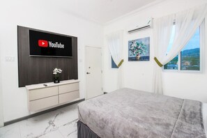 1 bedroom, iron/ironing board, WiFi, bed sheets - CTBH @ SkyView Retro Chick and Calming Seas (Kingston)