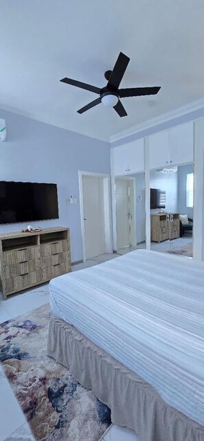 1 bedroom, desk, iron/ironing board, WiFi - Choose To Be Happy @ SkyView #3 (Kingston)