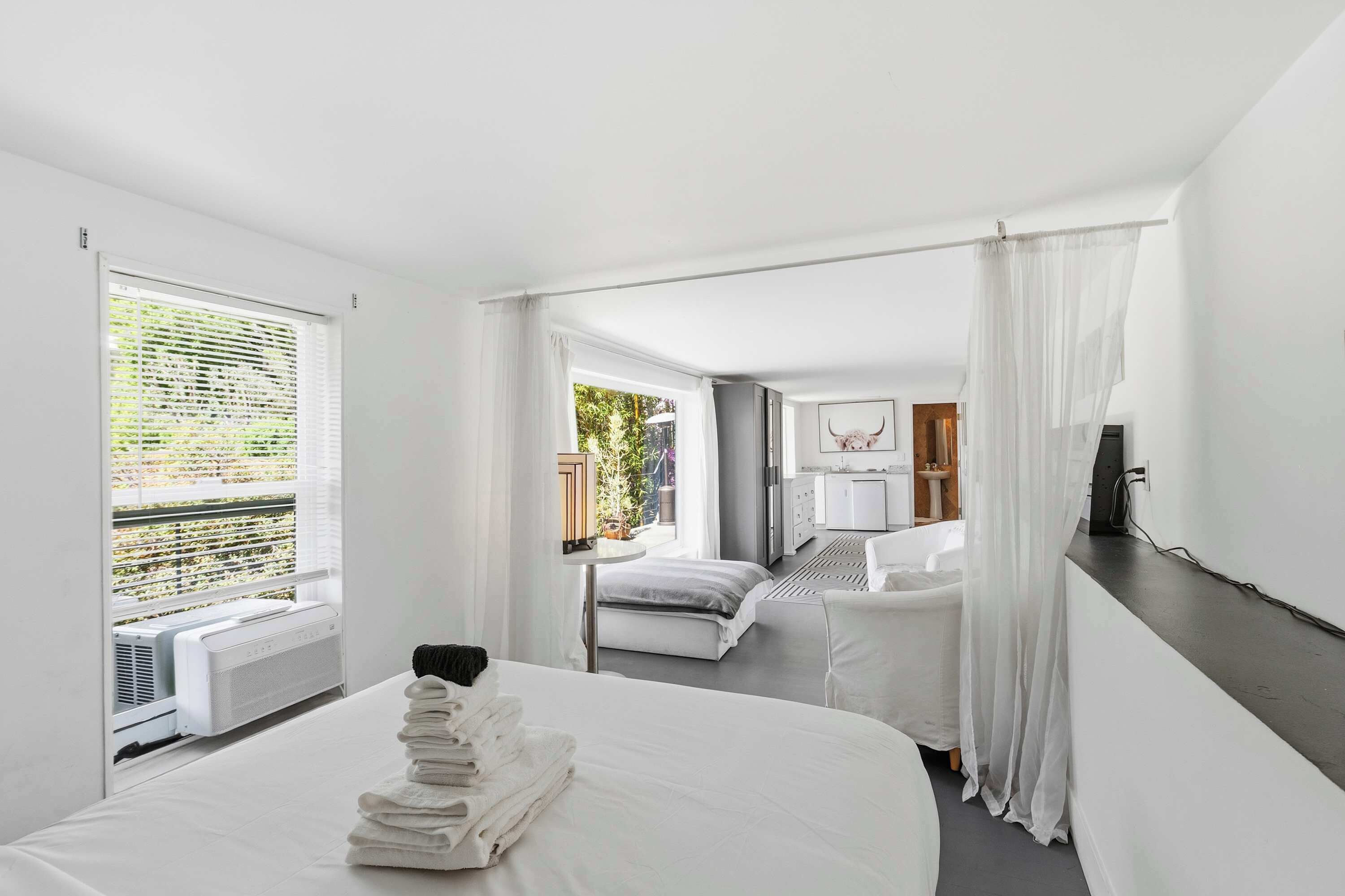 4 bedrooms, iron/ironing board, WiFi, bed sheets