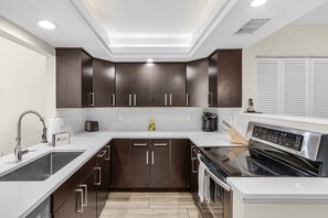 Fridge, microwave, oven, stovetop - Resort-Style Sarasota Villas Near Beaches, Pool & Tennis - Sarasota Sweets - Roelens (Sarasota)