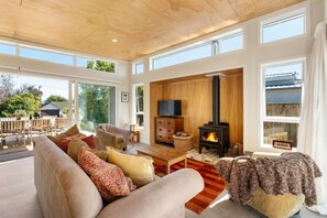 TV, fireplace, books - Fireside Lake  Retreat / Warm & Cosy Stay / Outdoor Flow (Taupō)