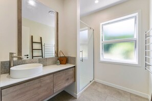 Hair dryer, towels - Fireside Lake  Retreat / Warm & Cosy Stay / Outdoor Flow (Taupō)