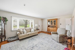 Living area - Cozy fully remodeled home in Hermitage. (Hermitage)